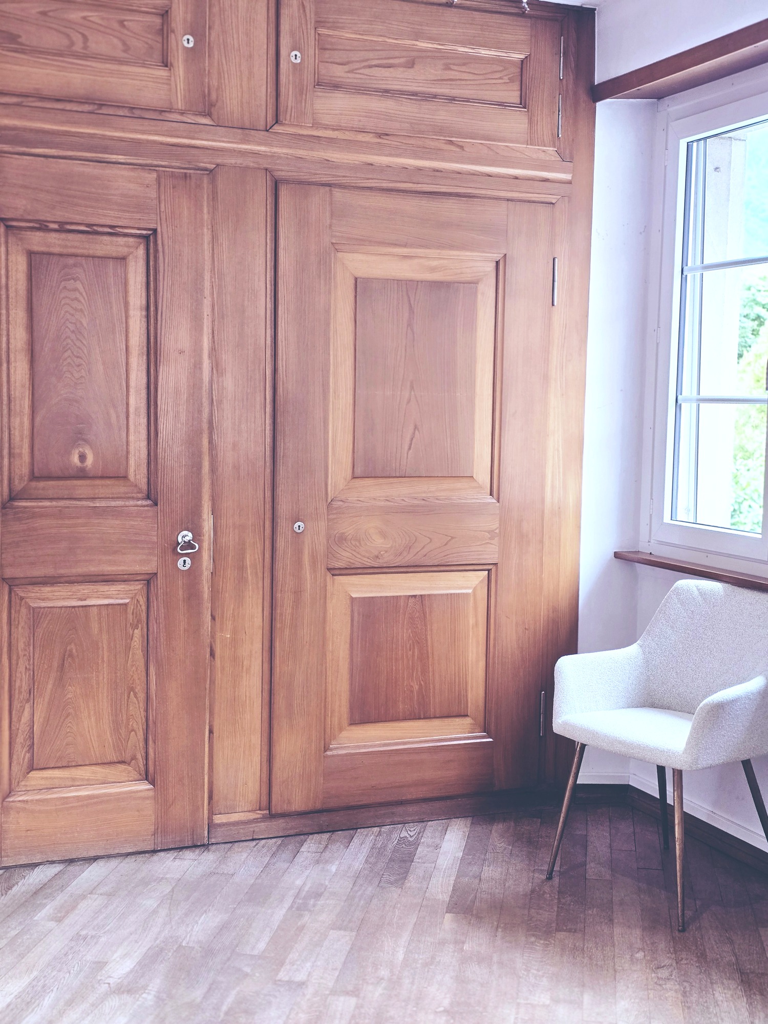 Holzschrank und Sessel